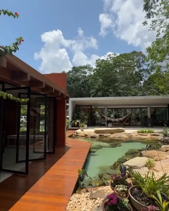 Casa com deck de madeira e lago ornamental em Aldeia